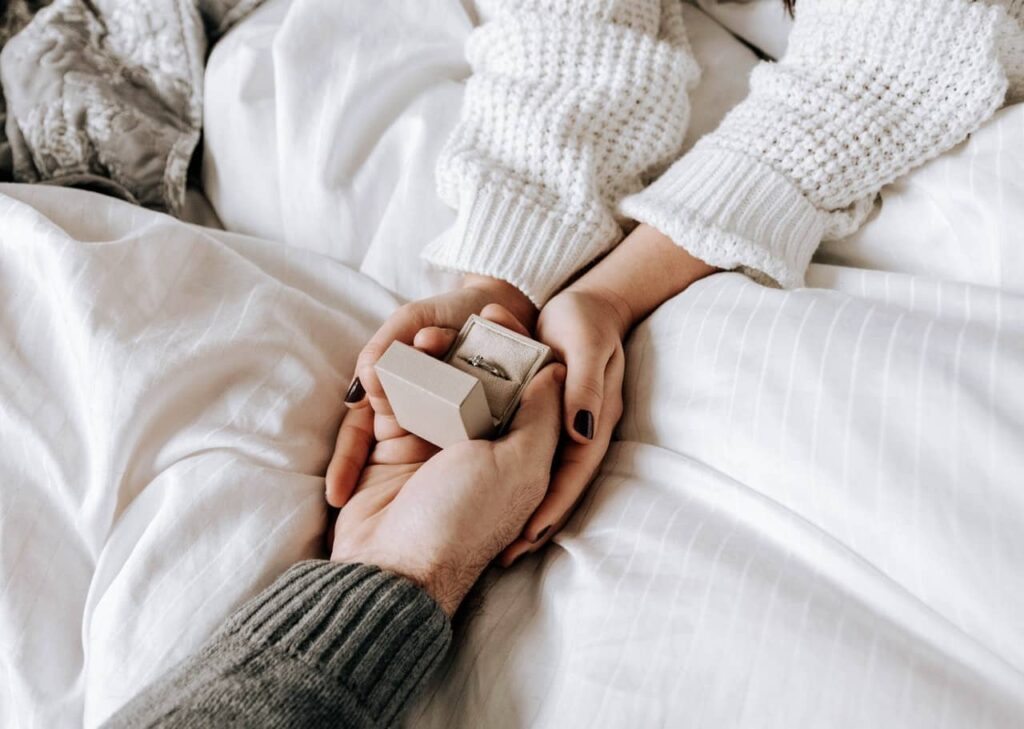 Romantischer Heiratsantrag zu Hause